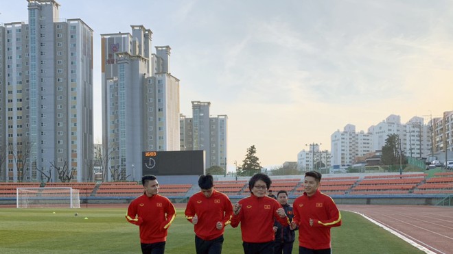 VCK U23 châu Á 2020: Quang Hải và Đình Trọng chính thức ra sân tập luyện cùng đồng đội