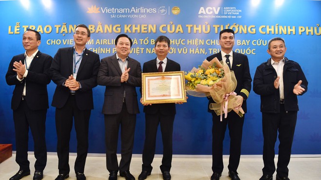 Tổ bay đón công dân Việt Nam từ Vũ Hán về nước được Thủ tướng tặng Bằng khen