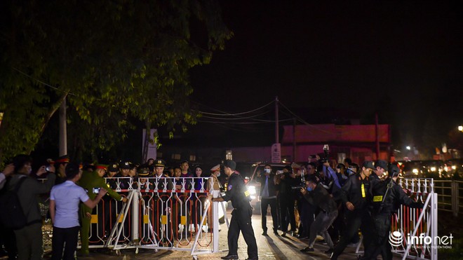 Clip: Dỡ rào cách ly xã Sơn Lôi giữa đêm