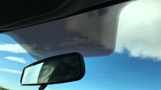 Vì sao cửa kính ô tô có những dải chấm đen?