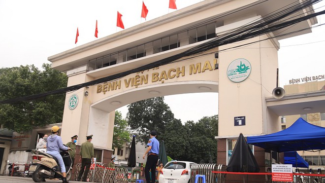 Chủ tịch Hà Nội: Rà soát tài xế taxi, xe ôm trước cổng BV Bạch Mai