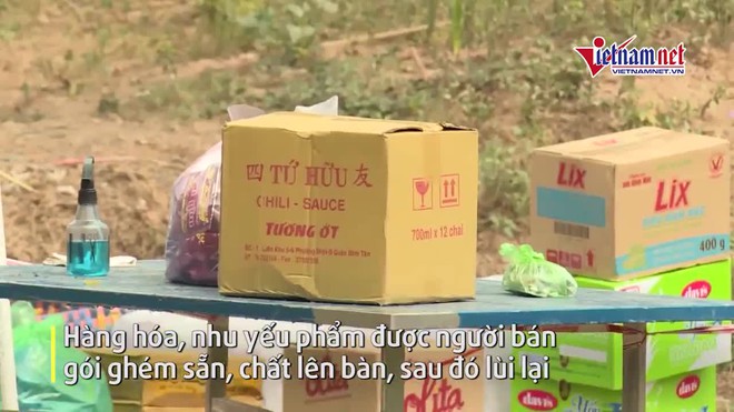 Phiên chợ đặc biệt trên chiếc bàn đặt giữa đường biên giới