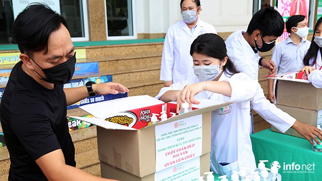 ĐH Đông Á sản xuất nước sát khuẩn khô hỗ trợ các chốt kiểm soát dịch