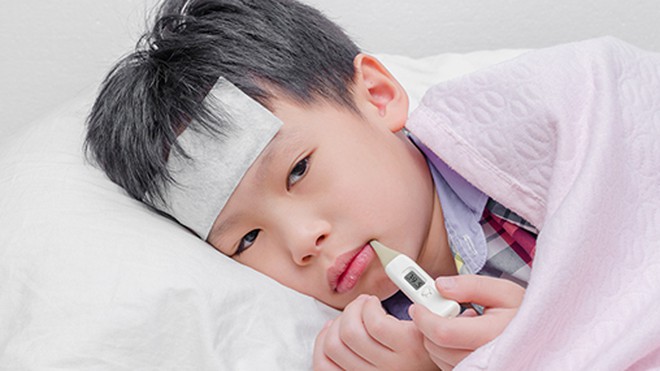 Chuyên gia Nhi chỉ ra sai lầm kinh điển cha mẹ cần tránh khi chăm sóc trẻ ốm
