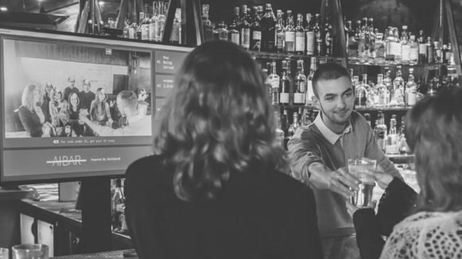 Một quán bar ở Luân Đôn áp dụng công nghệ AI để phục vụ khách hàng
