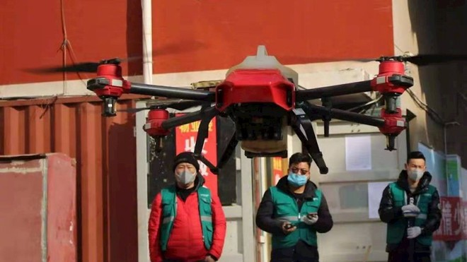 Trung Quốc dùng drone phun thuốc khử trùng, chiếu sáng công trường bệnh viện dã chiến