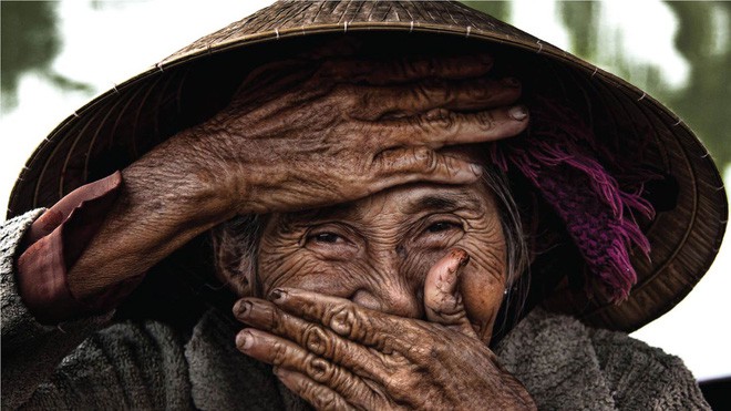 Khoảnh khắc \'nụ cười ẩn giấu\' và hành trình trở thành cụ bà Việt ...