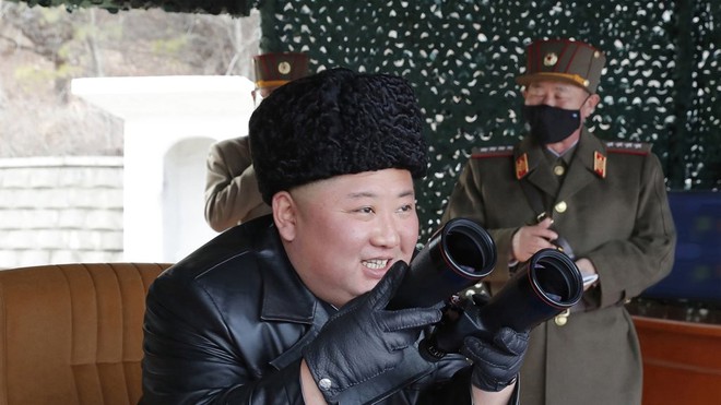 Vừa phóng 2 tên lửa đạn đạo, Chủ tịch Triều Tiên Kim Jong-un lại giám sát tập trận