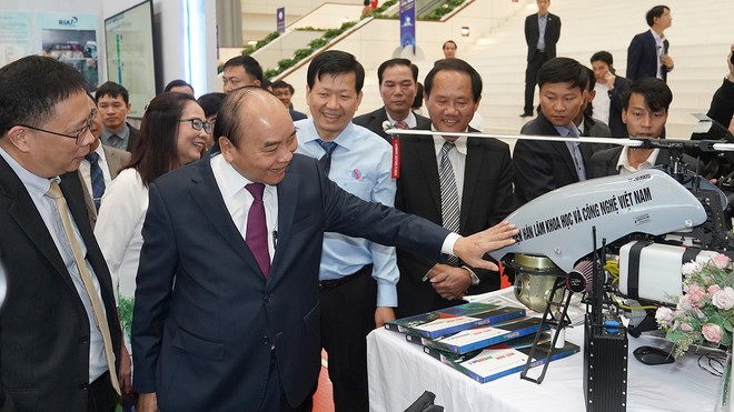 Thủ tướng thăm quan mô hình máy bay không người lái và loạt sản phẩm make in Vietnam