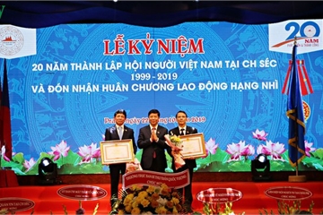 Hội người Việt Nam tại Séc đón nhận Huân chương Lao động hạng Nhì