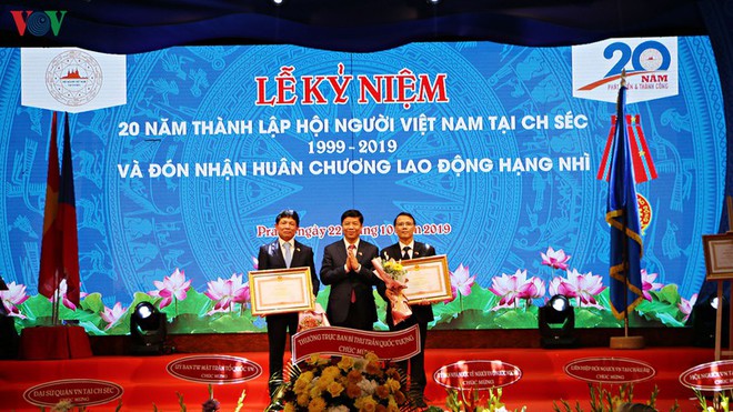 Hội người Việt Nam tại Séc đón nhận Huân chương Lao động hạng Nhì