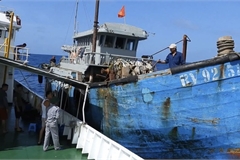 Lực lượng Hải quân tích cực cứu nạn cho ngư dân trên biển