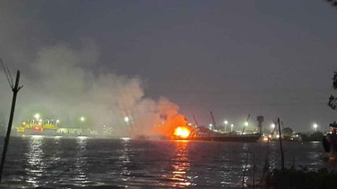 Cháy tàu chở xăng trên sông Đồng Nai, 2 người chết, 1 người mất tích