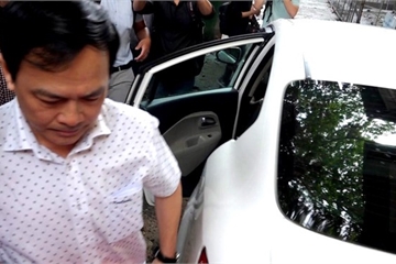 Nguyễn Hữu Linh chần chừ, không bước xuống xe khi tới tòa