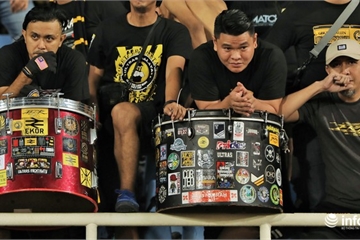 Những khuôn mặt thất thần của CĐV Malaysia sau tiếng còi kết thúc trận đấu