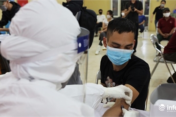 Hơn 200 tiểu thương chợ Long Biên hồi hộp chờ kết quả test nhanh Covid-19