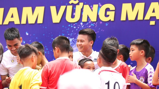 Dàn sao của tuyển Việt Nam quy tụ trong chương trình giao lưu, truyền cảm hứng