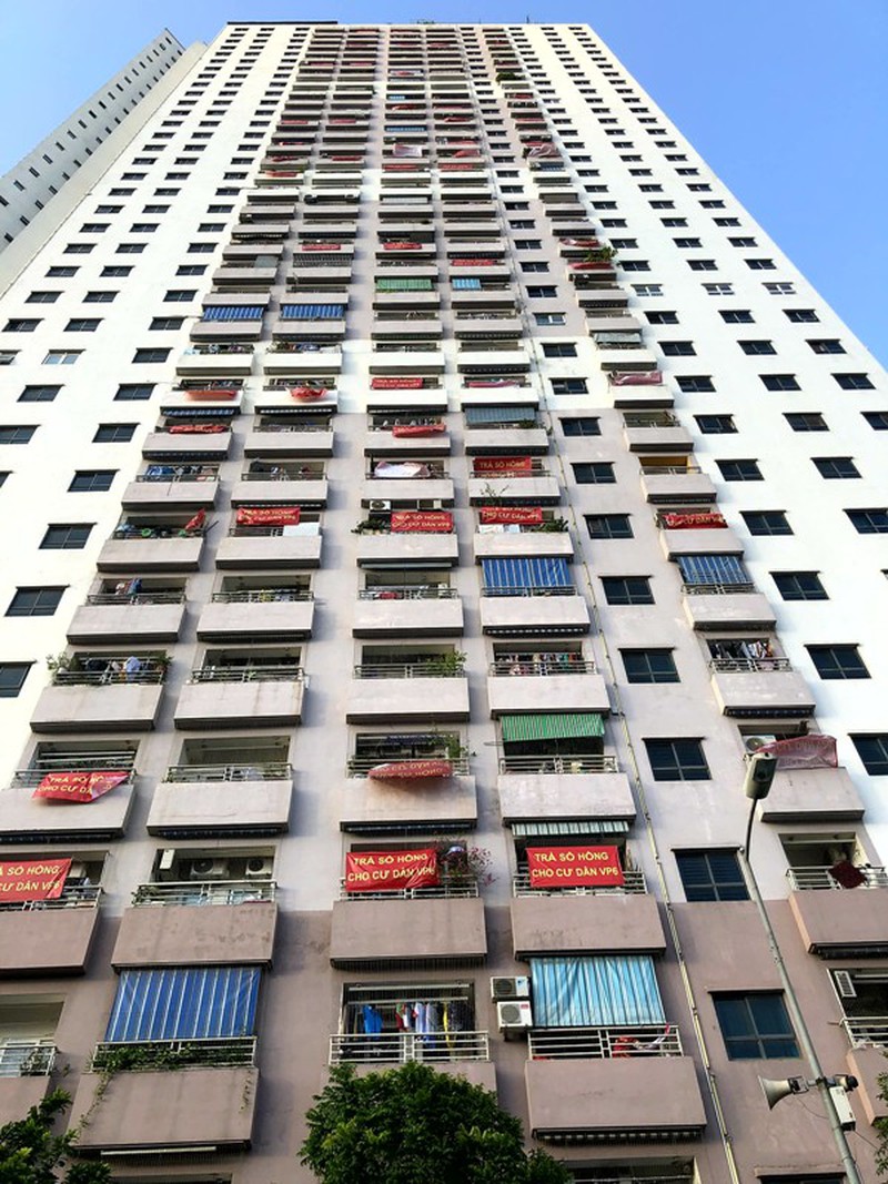 Sau nhiều năm chờ đợi, người dân ở chung cư VP6 Linh đàm đã phải cùng nhau căng băng rôn đỏ cả tòa nhà để đòi 