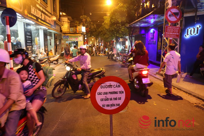 Bờ Hồ chật cứng tối 10/10, phố cổ gửi 50.000 đồng/xe máy - ảnh 1