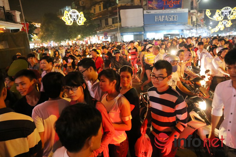 Bờ Hồ chật cứng tối 10/10, phố cổ gửi 50.000 đồng/xe máy - ảnh 7