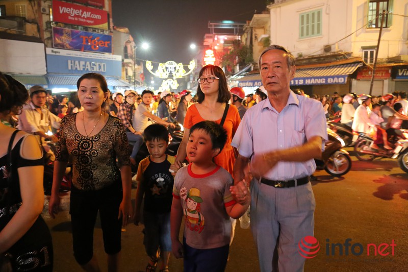 Bờ Hồ chật cứng tối 10/10, phố cổ gửi 50.000 đồng/xe máy - ảnh 8