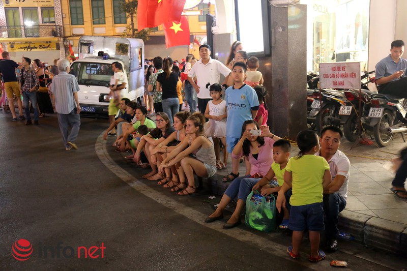 Bờ Hồ chật cứng tối 10/10, phố cổ gửi 50.000 đồng/xe máy - ảnh 9