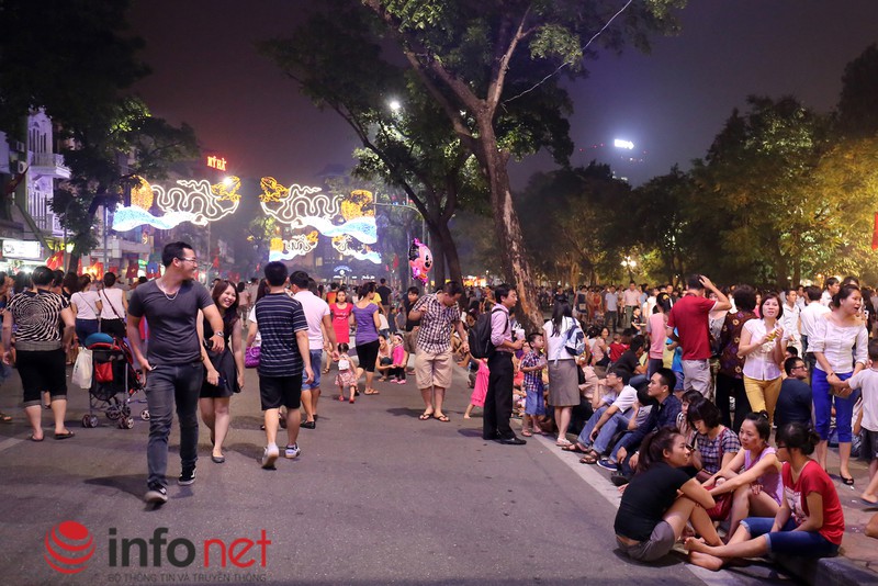 Bờ Hồ chật cứng tối 10/10, phố cổ gửi 50.000 đồng/xe máy - ảnh 10