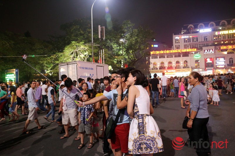 Bờ Hồ chật cứng tối 10/10, phố cổ gửi 50.000 đồng/xe máy - ảnh 11