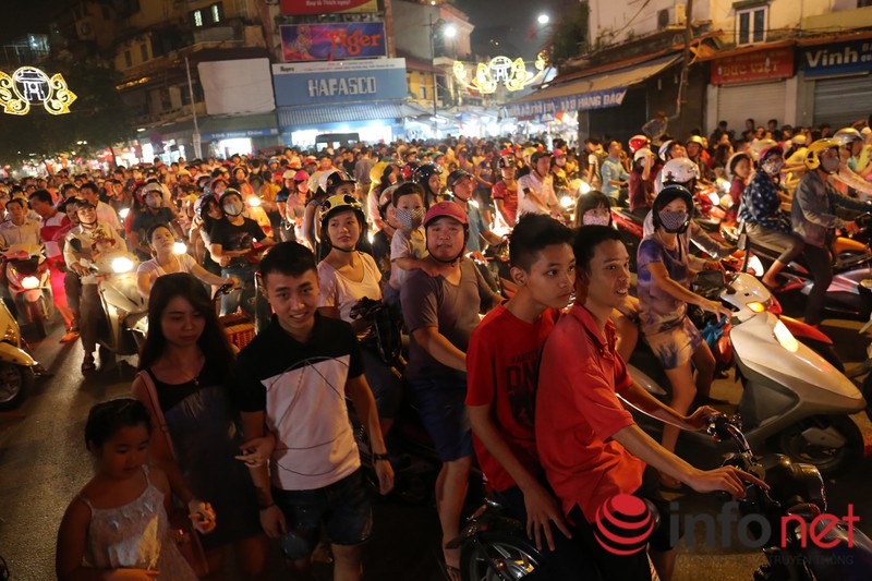 Bờ Hồ chật cứng tối 10/10, phố cổ gửi 50.000 đồng/xe máy - ảnh 12