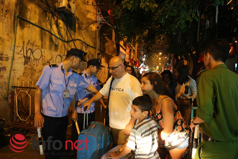 Bờ Hồ chật cứng tối 10/10, phố cổ gửi 50.000 đồng/xe máy - ảnh 2