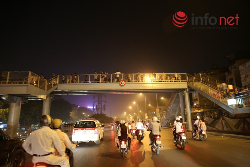 Bờ Hồ chật cứng tối 10/10, phố cổ gửi 50.000 đồng/xe máy - ảnh 4