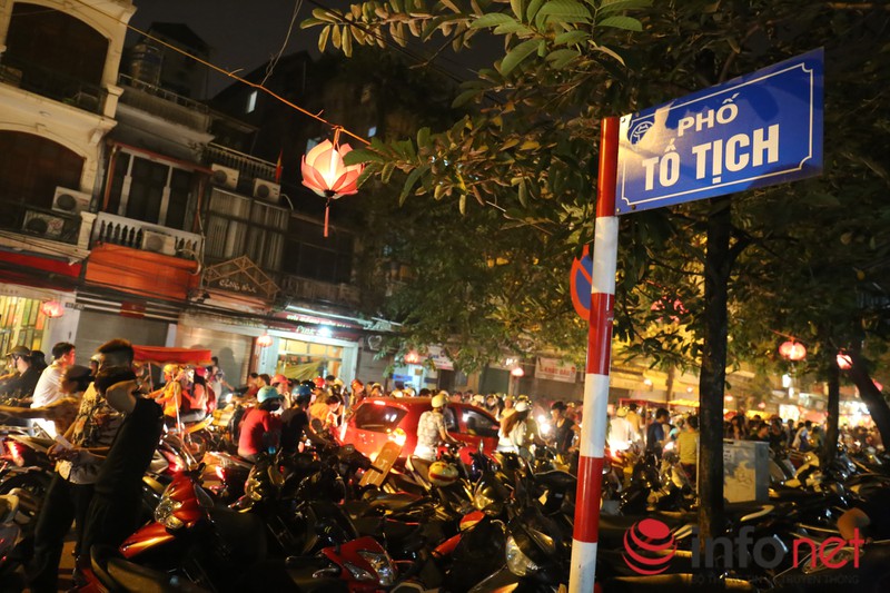 Bờ Hồ chật cứng tối 10/10, phố cổ gửi 50.000 đồng/xe máy - ảnh 5