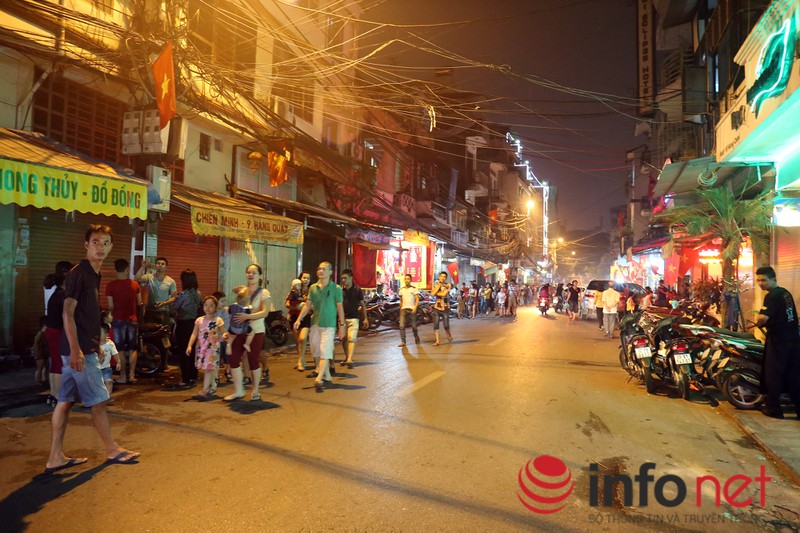 Bờ Hồ chật cứng tối 10/10, phố cổ gửi 50.000 đồng/xe máy - ảnh 6