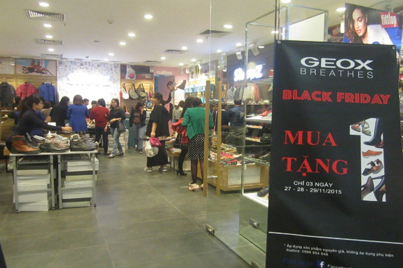 Black Friday Hà Nội: Chen lấn đổ canh,