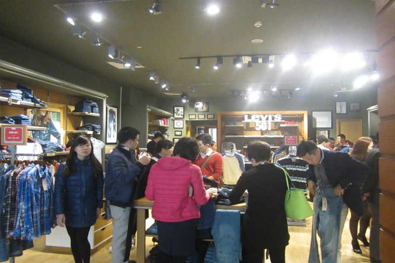 Black Friday Hà Nội: Chen lấn đổ canh,