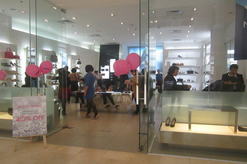 Black Friday Hà Nội: Chen lấn đổ canh,