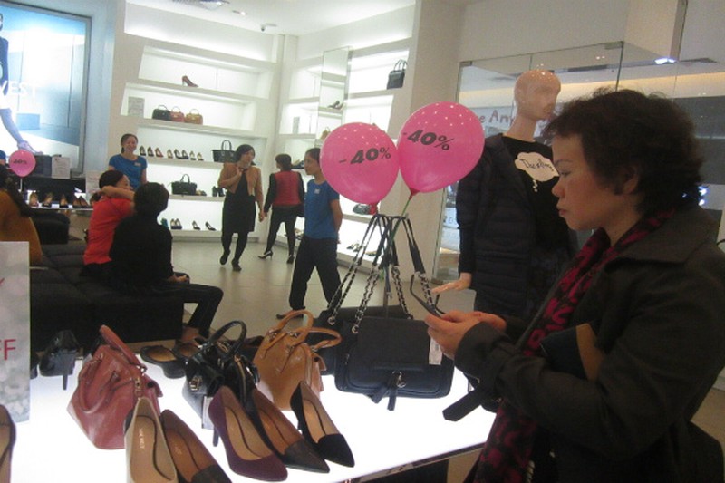 Black Friday Hà Nội: Chen lấn đổ canh,