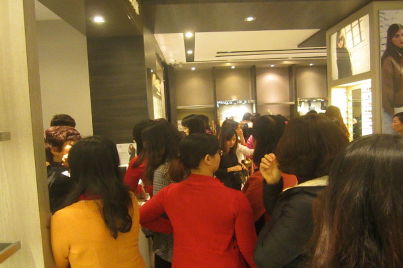 Black Friday Hà Nội: Chen lấn đổ canh,