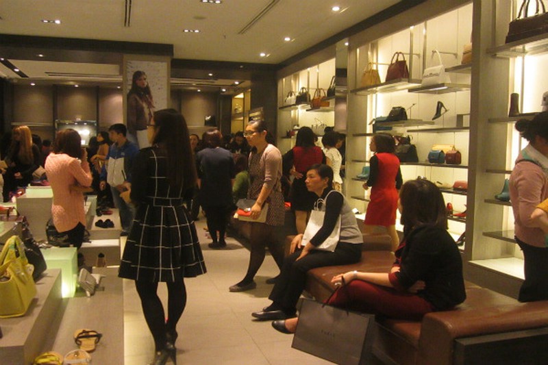 Black Friday Hà Nội: Chen lấn đổ canh,