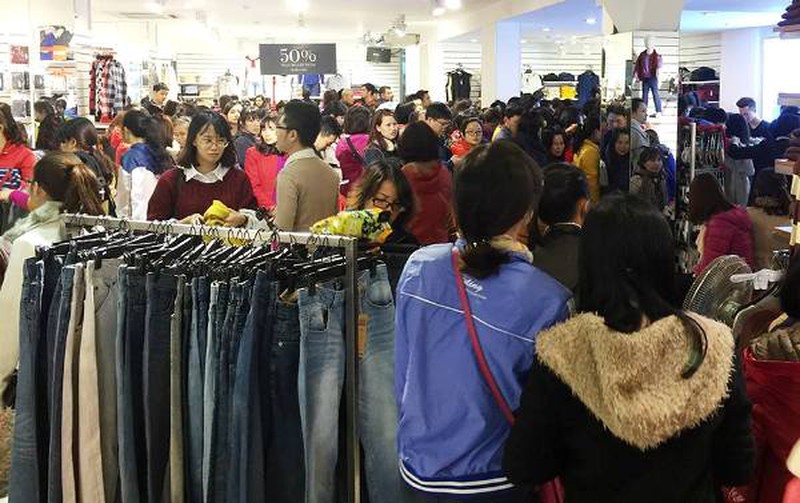 Black Friday Hà Nội: Chen lấn đổ canh,