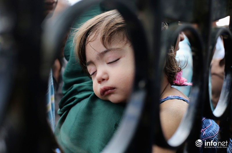 Muôn kiểu ngủ vạ vật trên thế giới - ảnh 14