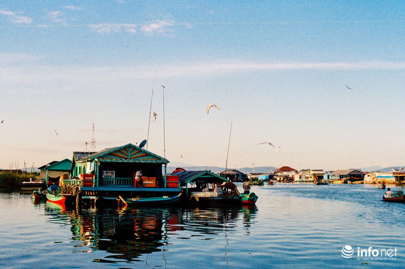 Ngắm vẻ yên bình nơi làng nổi của người Việt ở Biển Hồ (2) - ảnh 4