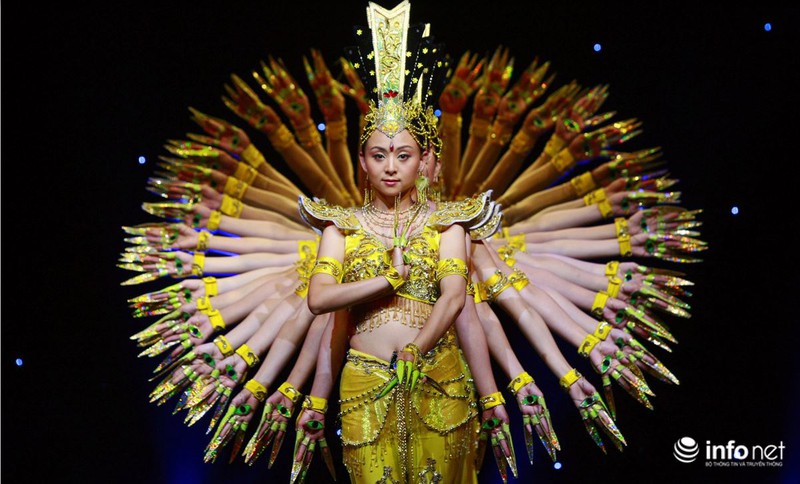 Choáng ngợp với nghệ thuật đám đông của Trung Quốc - ảnh 10