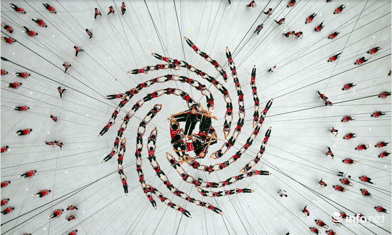 Choáng ngợp với nghệ thuật đám đông của Trung Quốc - ảnh 3