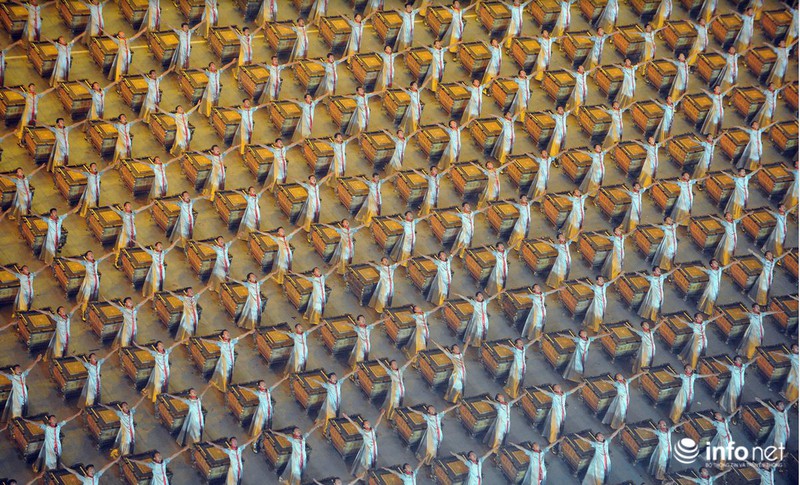 Choáng ngợp với nghệ thuật đám đông của Trung Quốc - ảnh 4