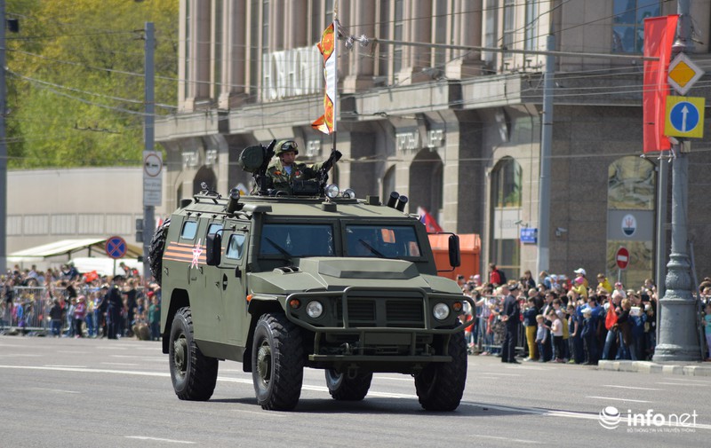 Dàn xe quân sự khủng Nga trong duyệt binh 9/5 lăn bánh trên phố (1) - ảnh 1