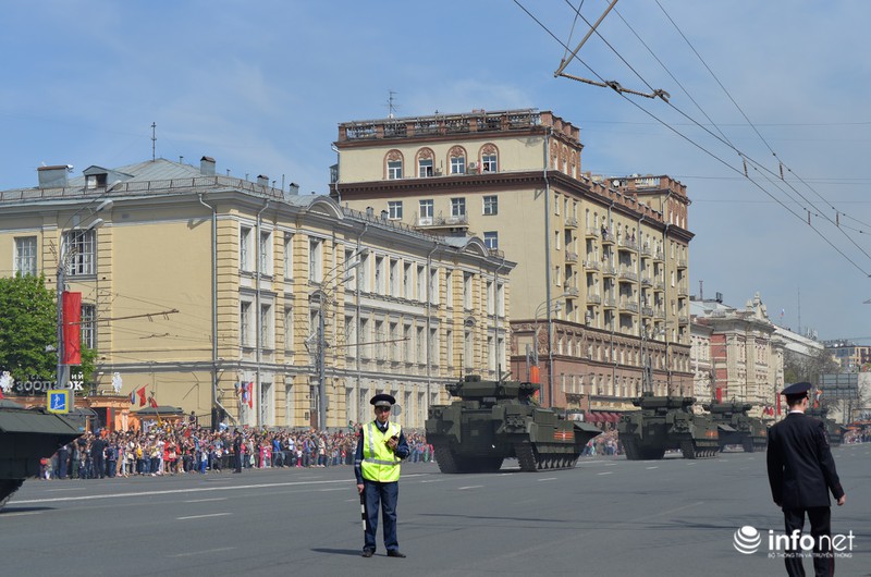 Dàn xe quân sự khủng Nga trong duyệt binh 9/5 lăn bánh trên phố (1) - ảnh 13
