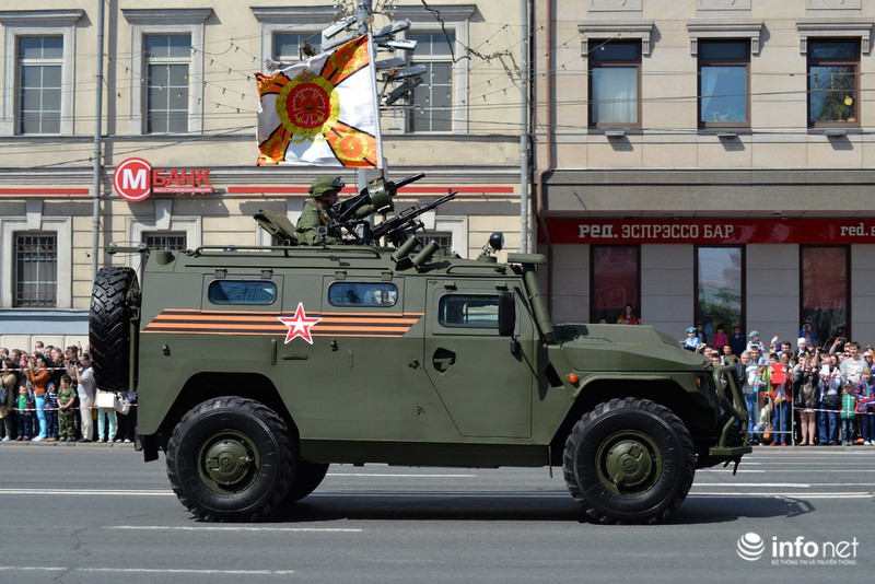 Dàn xe quân sự khủng Nga trong duyệt binh 9/5 lăn bánh trên phố (1) - ảnh 2