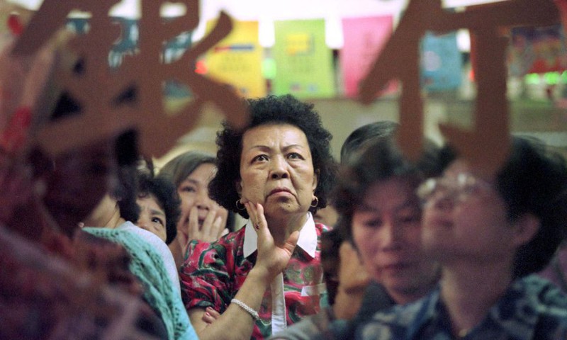 Chùm ảnh đặc tả sự thay đổi của Hong Kong sau 20 năm trở về với Trung Quốc - ảnh 2