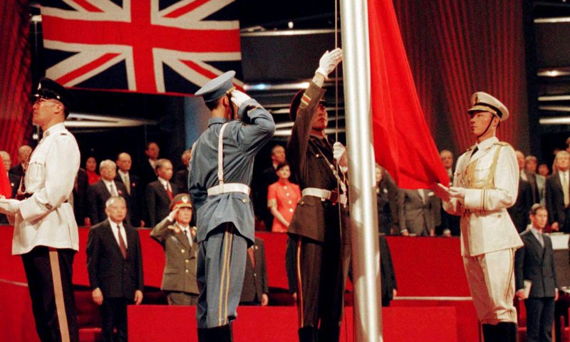 Chùm ảnh đặc tả sự thay đổi của Hong Kong sau 20 năm trở về với Trung Quốc - ảnh 1